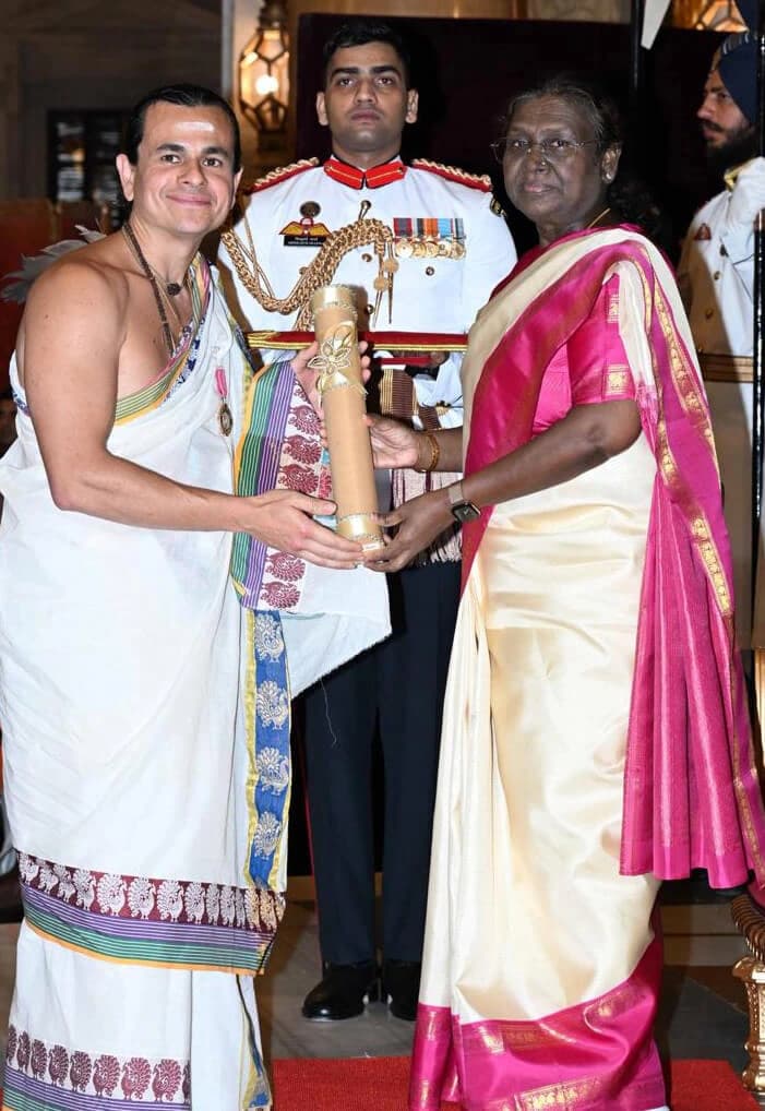 Jonas Masetti recebendo o Padma Shri da Presidente da Índia