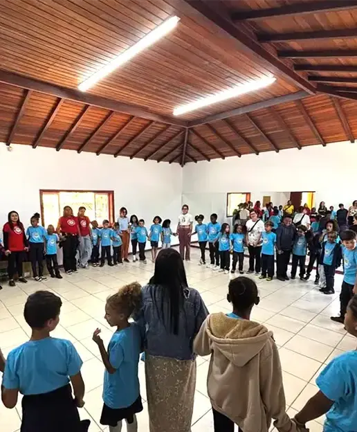 Crianças no projeto Pequena Tribo